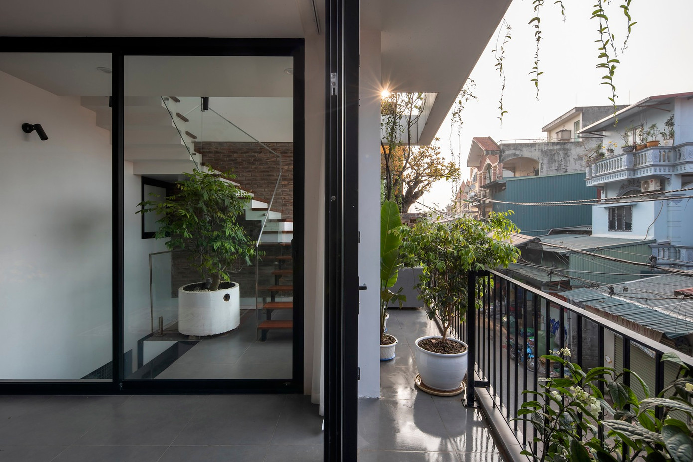 Tầng 2 của ngôi nhà bao gồm các không gian được sắp xếp tuần tự từ ngoài vào trong. Từ lối vào chính sẽ đi vào phòng khách, bếp, khu vực ăn uống và phòng ngủ riêng biệt cùng với phòng tắm chung.