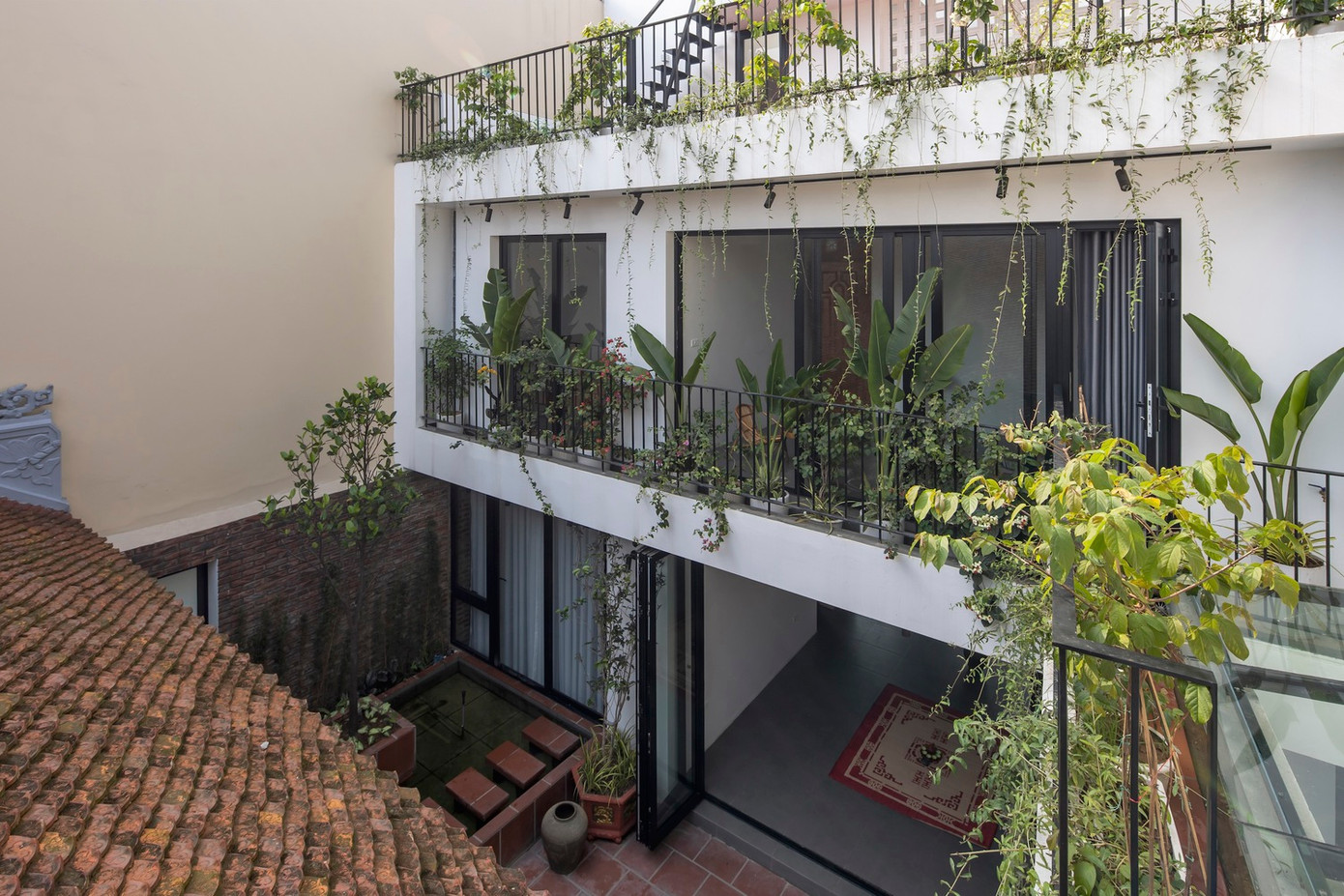 Do ngôi nhà nằm trong khu phố nhộn nhịp và ồn ào nên KTS gặp khó khăn trong việc tạo ra một không gian sống yên bình và thư giãn. Đồng thời, cần tìm ra giải pháp hài hòa nhất giữa kiến trúc truyền thống và hiện đại trong cùng một không gian.