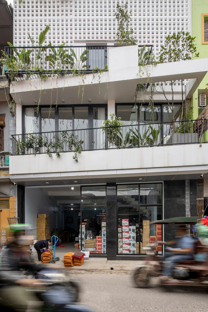 Tầng trệt của ngôi nhà được chia thành hai phần. Phần trước là khu kinh doanh thương mại, còn phần sau gồm phòng ăn, bếp, phòng ngủ riêng và hai phòng tắm - một dành cho khu thương mại và một dành riêng cho gia đình.