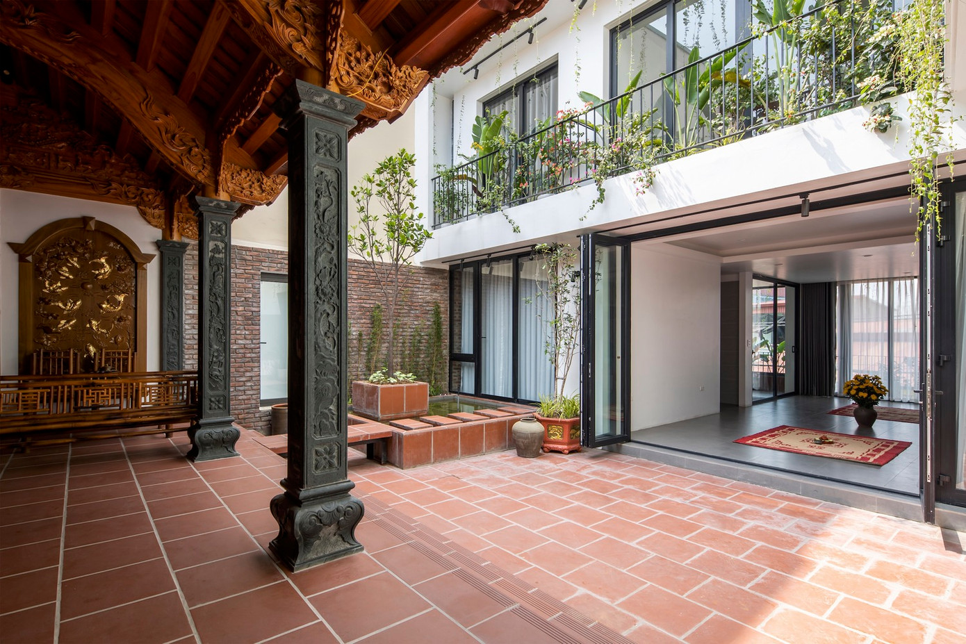Tiếp theo là sân trong, tạo sự kết nối giữa khu vực khách, bếp, khu ăn uống và ngôi nhà gỗ truyền thống.