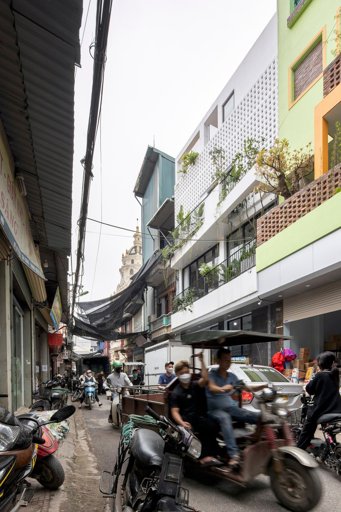 Tầng trệt của ngôi nhà được chia thành hai phần. Phần trước là khu kinh doanh thương mại, còn phần sau gồm phòng ăn, bếp, phòng ngủ riêng và hai phòng tắm - một dành cho khu thương mại và một dành riêng cho gia đình.