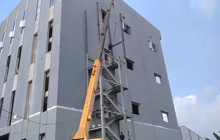 Chiều rộng bản thang bộ dùng để thoát người không được nhỏ hơn chiều rộng tính toán hoặc chiều rộng của bất kỳ lối ra thoát nạn nào trên nó.