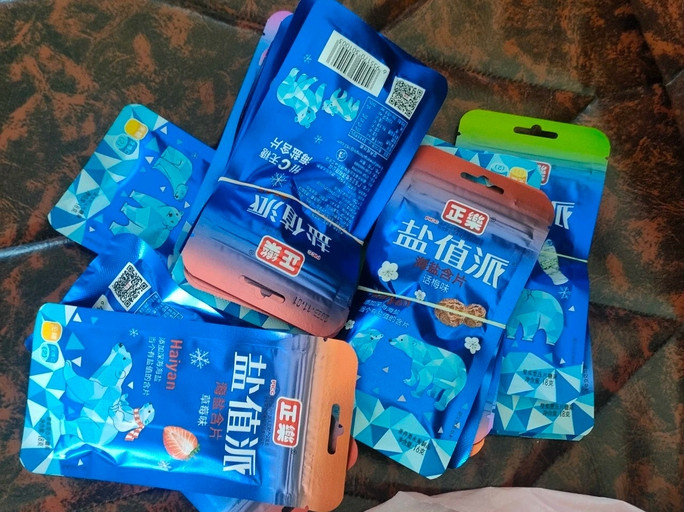 Vỏ túi kẹo mà các học sinh đã mua ngoài cổng trường và ăn toàn chữ nước ngoài và không có tem phụ tiếng Việt