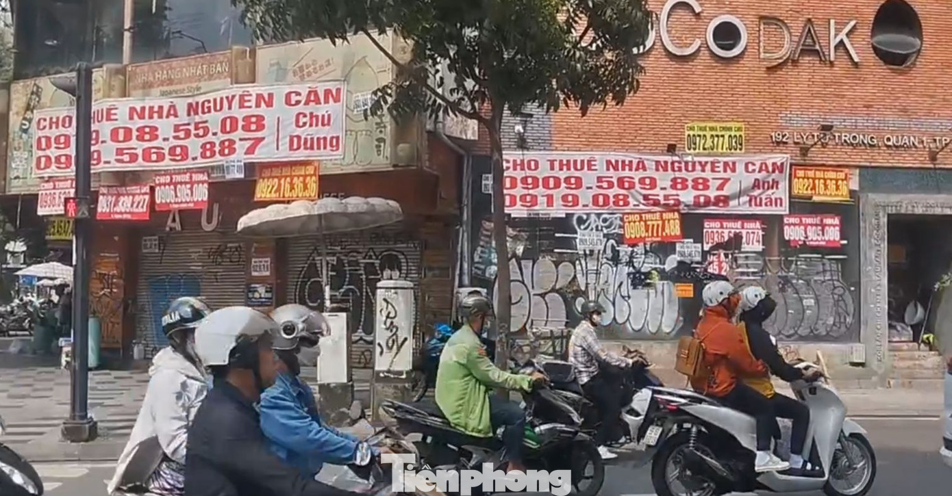 Ở TP HCM, loạt mặt bằng ở lô góc giao giữa đường Lý Tự Trọng và Trương Định, nơi từng được coi là vị trí đắc địa bậc nhất ở phường Bến Thành (Quận 1) biển rao bán, cho thuê nhà nguyên căn được dán la liệt. (Ảnh: Lộc Liên)