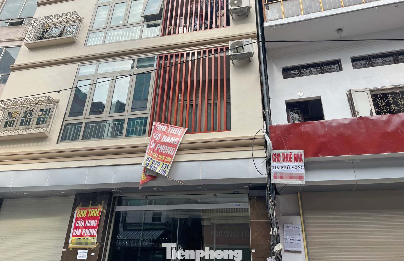 Khảo sát nhiều tuyến phố chính như Cầu Giấy, Chùa Bộc, Giải Phóng, Đại La,…số lượng biển rao bán nhà, đất gần về cuối năm cũng xuất hiện ngày càng nhiều. (Ảnh: Lộc Liên)