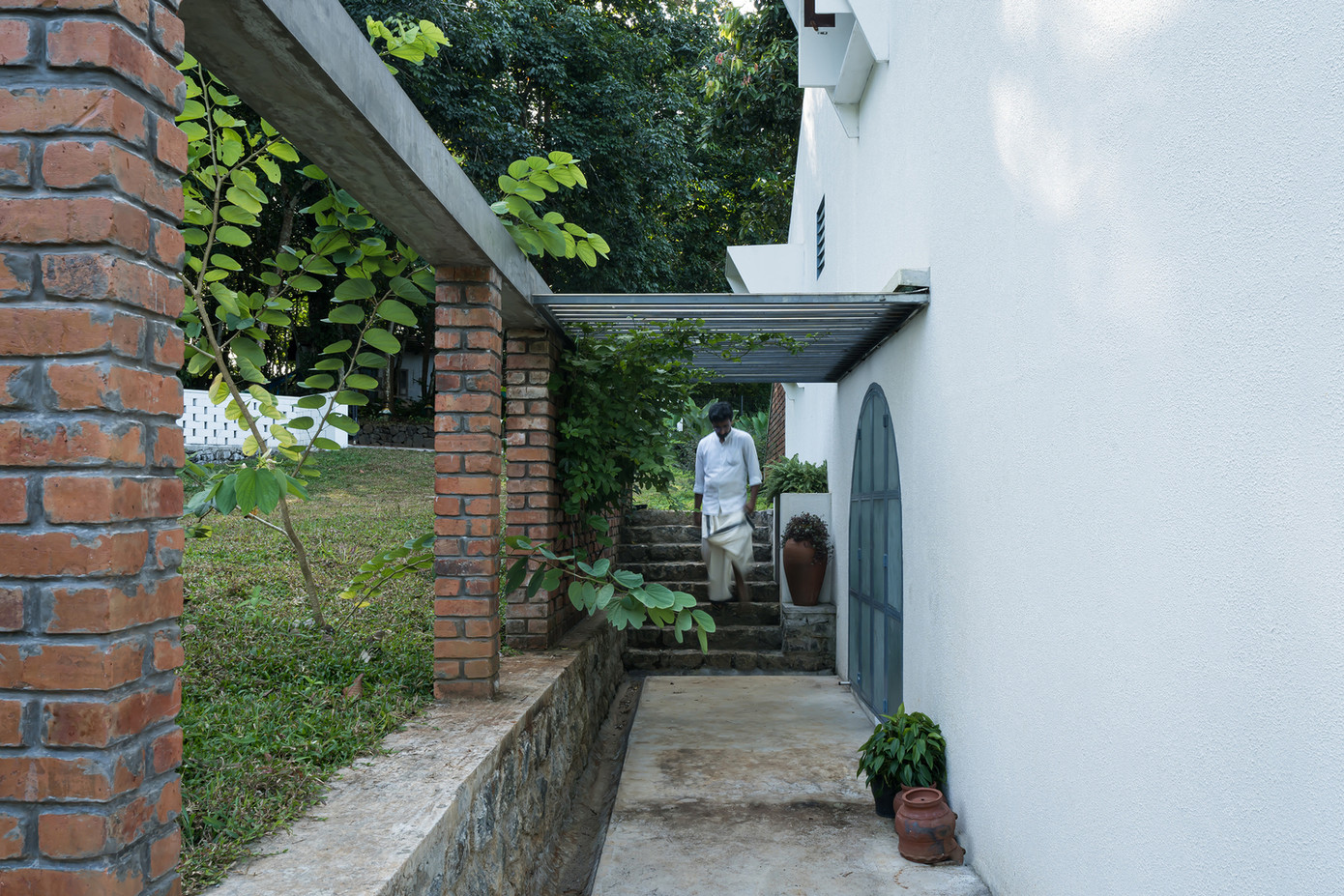 Bức tường gạch xốp vừa giúp tiết kiệm chi phí xây dựng vừa chia ngôi nhà thành các lớp không gian sống vào các thời điểm khác nhau trong ngày nhờ sự thay đổi của ánh nắng mặt trời.