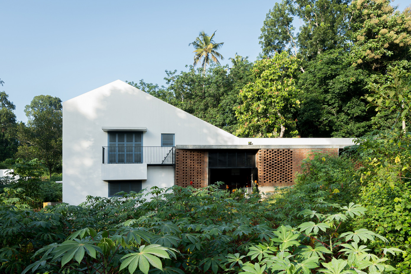 Ngôi nhà nằm dọc theo trục Đông-Tây, các bức tường được thiết kế để thích ứng với chuyển động của gió, giúp ngôi nhà luôn thoáng mát và không bị thiêu đốt bởi ánh nắng mặt trời quá nhiều.