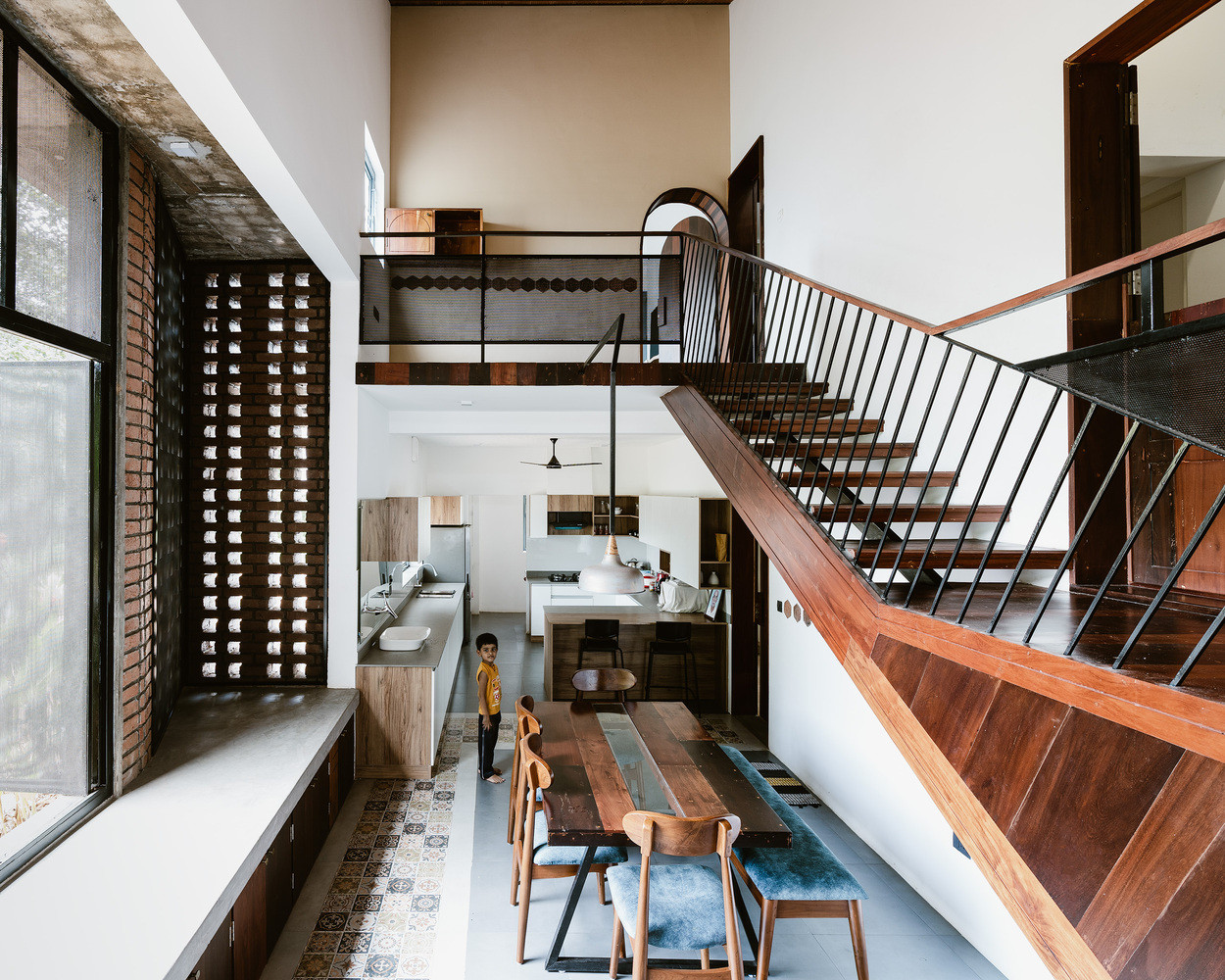 Những tấm ván gỗ từ ngôi nhà cũ của gia chủ được tái sử dụng để làm cầu thang và trang trí nội thất trong nhà, tạo thêm nét đặc sắc cho thiết kế không gian.