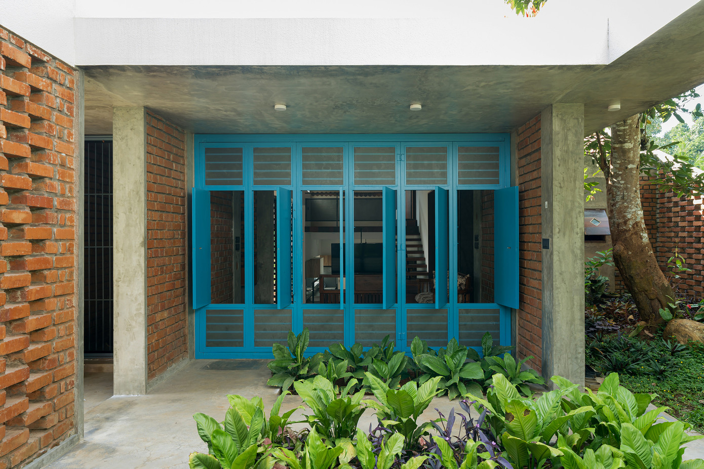 Phòng ngủ của người lớn tuổi ở phía ngoài cùng, có lối đi thuận tiện ra khoảng sân lát đá với tầm nhìn ra khu vườn xanh mát.