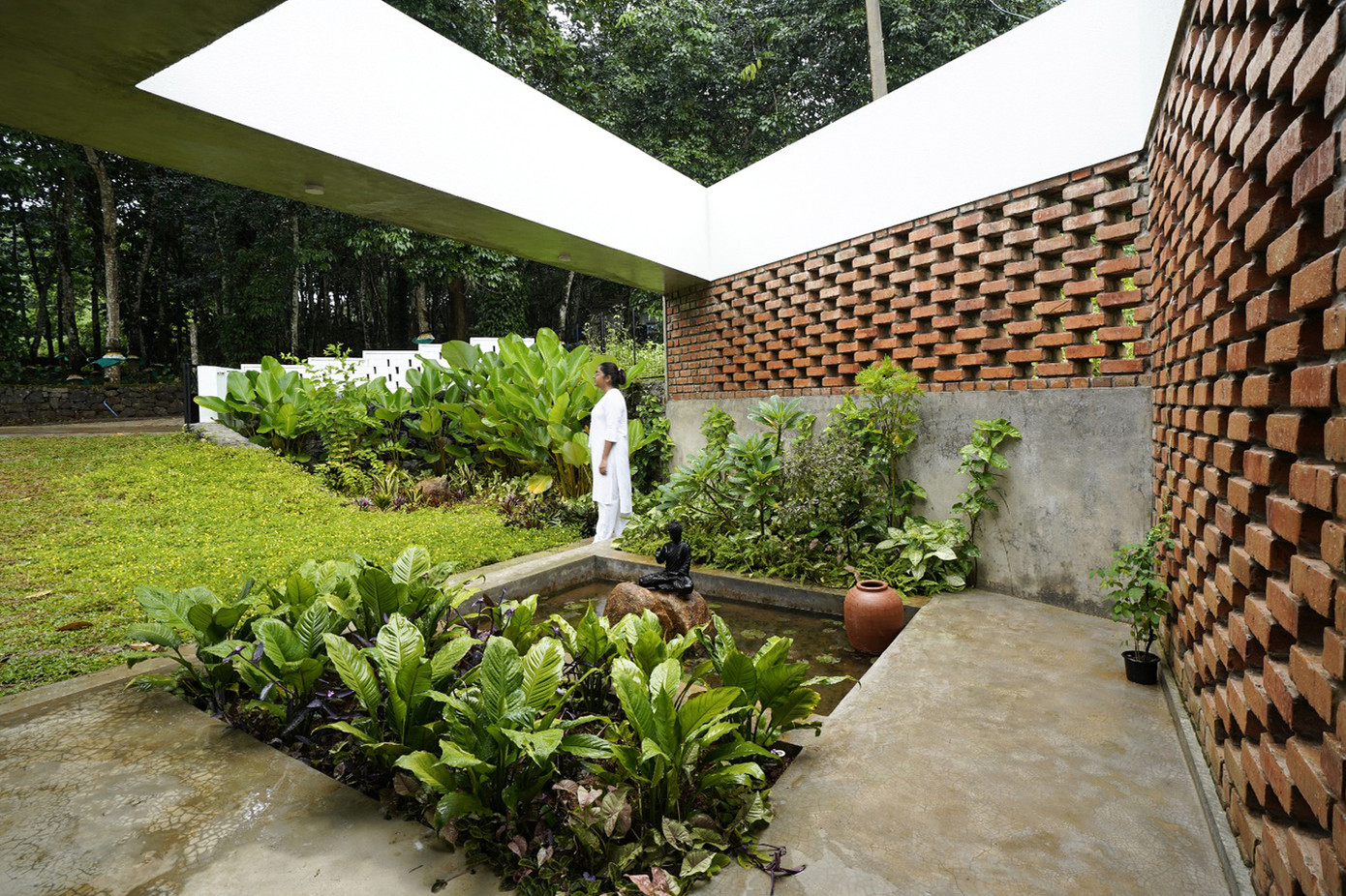 Bức tường gạch xốp vừa giúp tiết kiệm chi phí xây dựng vừa chia ngôi nhà thành các lớp không gian sống vào các thời điểm khác nhau trong ngày nhờ sự thay đổi của ánh nắng mặt trời.