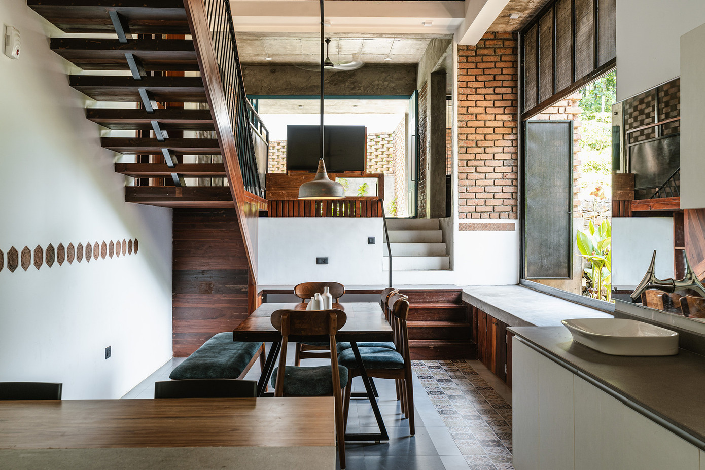 Khu vực bếp được thiết kế tỉ mỉ với không gian mở dành cho gia đình nhiều thế hệ sinh sống.