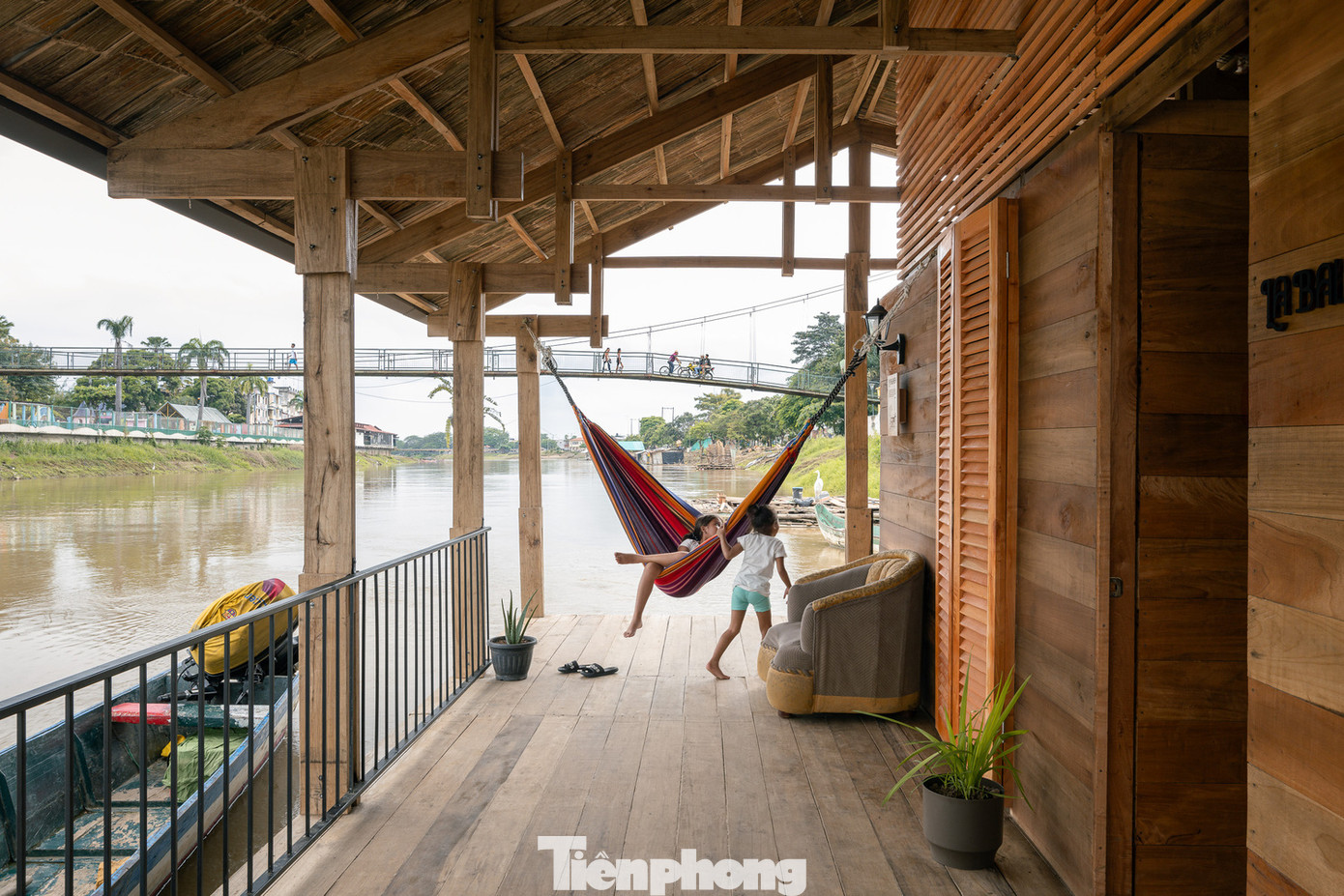 Các không gian như phòng khách, phòng ăn, nhà bếp và phòng ngủ được phân bố ở hai đầu nhà. Các không gian như phòng khách, phòng ăn, nhà bếp và phòng ngủ được phân bố ở hai đầu nhà.