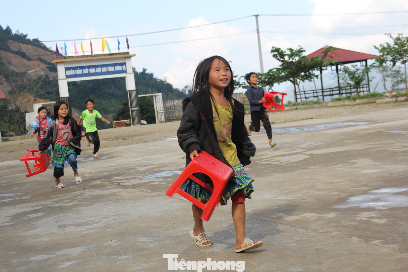 Thông qua các hoạt động tuyên truyền bình đẳng giới, tỉ lệ học sinh nữ đến trường ở huyện Trạm Tấu (Yên Bái) ngày càng tăng.