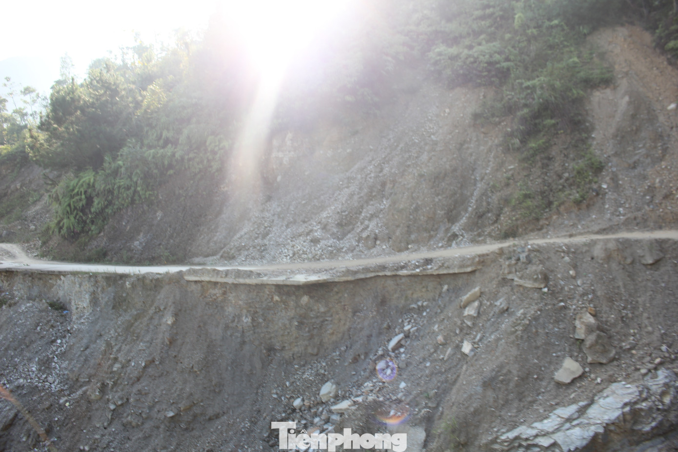 Ngoài điểm trường chính, Trường PTDTBT TH&amp;THCS Làng Nhì còn một điểm trường phụ cách điểm trường chính 50km, giao thông đi lại khá khó khăn, hiểm trở. Thậm chí, con đường bê tông độc đạo từ trung tâm huyện vào trường cũng đang sạt lở nghiêm trọng và tiềm ẩn nguy hiểm rất cao do ảnh hưởng của lũ quét.