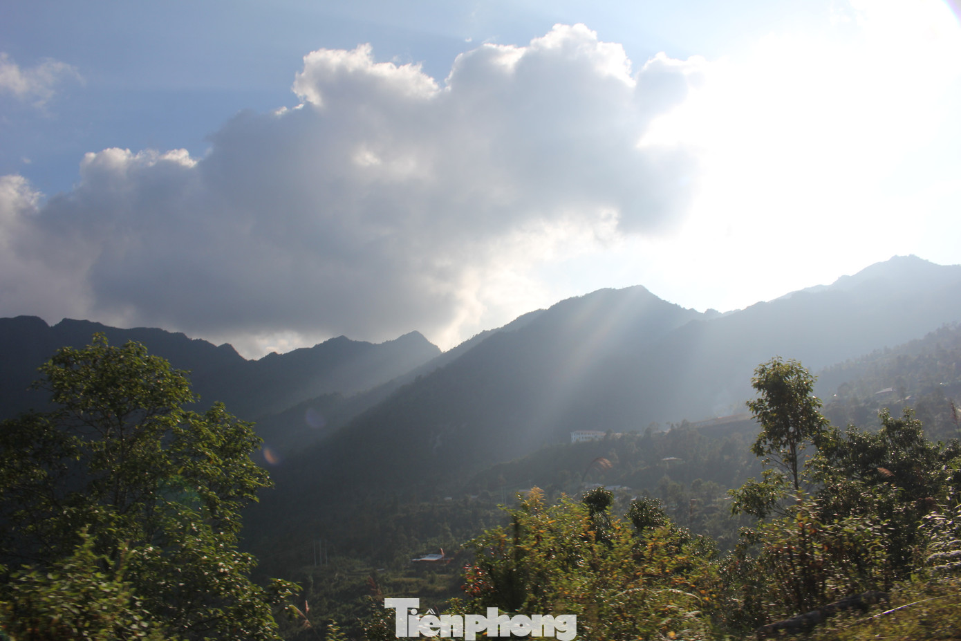 Trường PTDTBT TH&amp;THCS có tổng cộng gần 500 học sinh là con em các dân tộc thiểu số trên địa bàn như Mông, Thái,…Trong đó có 423 em bán trú buổi trưa và 339 em bán trú buổi tối do khoảng cách từ nhà tới trường của các em quá xa, cha mẹ không có điều kiện đưa đón các em đi học hàng ngày.