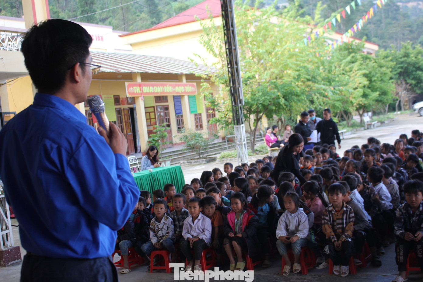 “Thông qua những phần quà này, Báo Tiền Phong và anh hy vọng các em sẽ có thêm động lực để học tập và rèn luyện thật tốt, trở thành con ngoan trò giỏi, sau này xây dựng và phát triển bản làng, quê hương”, anh Lê Hữu Việt - Bí thư Đoàn cơ sở Báo Tiền Phong chia sẻ tại lễ trao tặng.