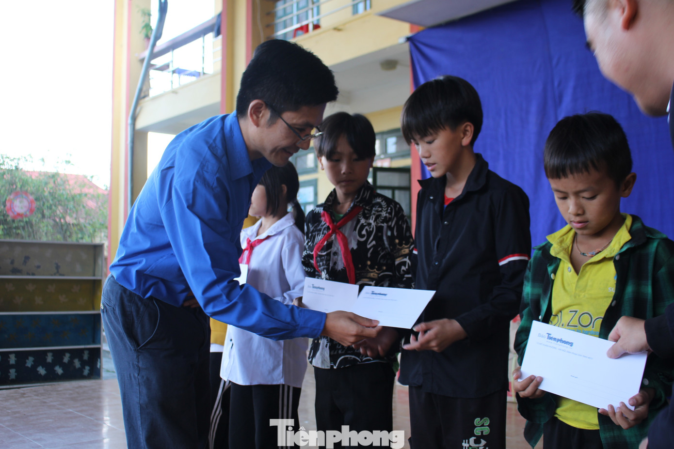 Một chiều cuối tháng 10, bên trong khoảng sân Trường PTDTBT TH&amp;THCS Làng Nhì vang lên những tiếng cười giòn tan kèm lời cảm ơn của các em học sinh khi được nhận sách vở và học bổng do Đoàn công tác của báo Tiền Phong trao tặng.