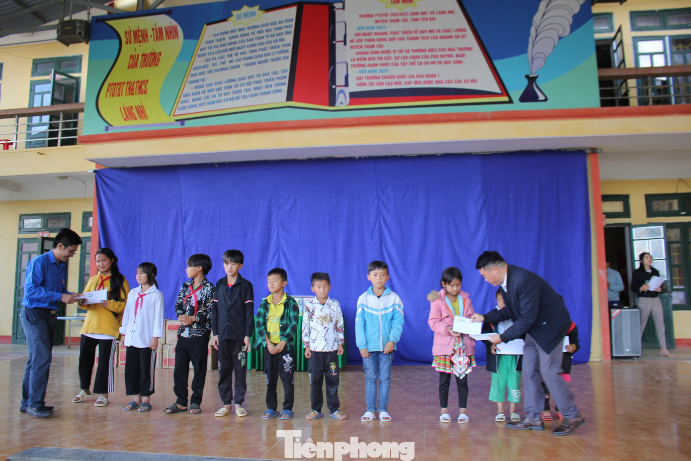 Thấu hiểu những khó khăn, thiếu thốn của thầy, trò Trường PTDTBT TH&amp;THCS Làng Nhì, nhân dịp chào mừng 70 năm Báo Tiền Phong ra số đầu tiên (ngày 16/11/1953 – ngày 16/11/2023), Đoàn cơ sở Báo Tiền Phong đã kết hợp với đại diện Ban Tuyên giáo Tỉnh ủy Yên Bái trao tặng hơn 5.200 quyển vở, sách tham khảo do NXB Giáo dục tài trợ cùng nhiều suất học bổng giá trị của Báo Tiền Phong cho các em học sinh nơi đây.