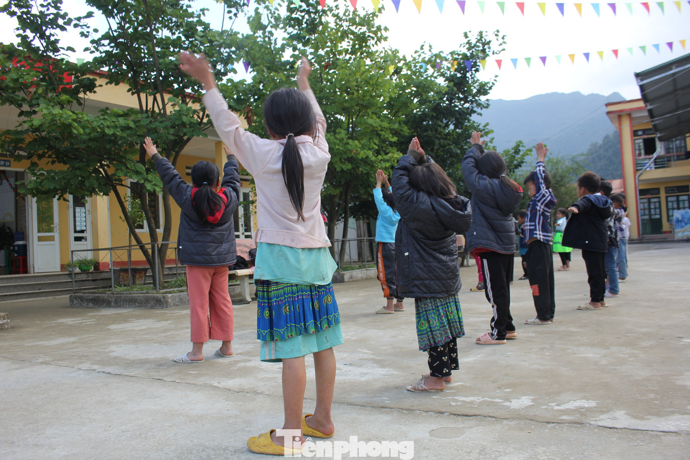 Trường PTDTBT TH&amp;THCS có tổng cộng gần 500 học sinh là con em các dân tộc thiểu số trên địa bàn như Mông, Thái,…Trong đó có 423 em bán trú buổi trưa và 339 em bán trú buổi tối do khoảng cách từ nhà tới trường của các em quá xa, cha mẹ không có điều kiện đưa đón các em đi học hàng ngày.