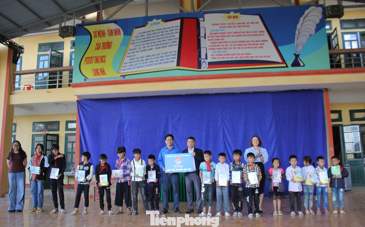 Một chiều cuối tháng 10, bên trong khoảng sân Trường PTDTBT TH&amp;THCS Làng Nhì vang lên những tiếng cười giòn tan kèm lời cảm ơn của các em học sinh khi được nhận sách vở và học bổng do Đoàn công tác của báo Tiền Phong trao tặng.