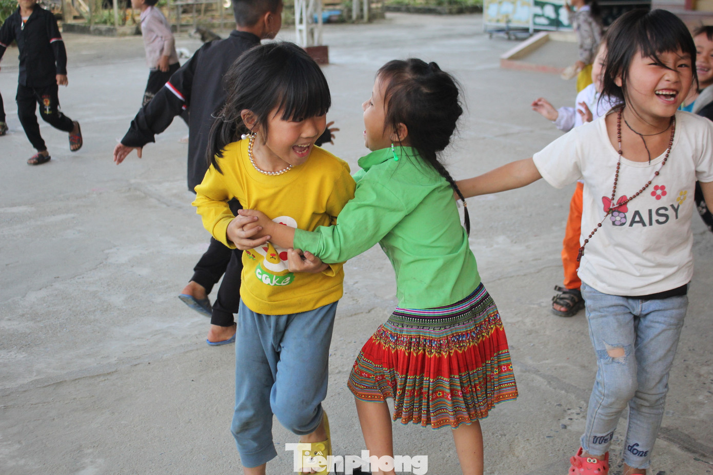 Ngoài các hoạt động chính, Ban Giám hiệu nhà trường luôn tích cực chỉ đạo các cán bộ, giáo viên không ngừng trao đổi, học hỏi chuyên môn nghiệp vụ, đổi mới phương pháp dạy - học linh hoạt trong giảng dạy để giúp học sinh nắm được nội dung kiến thức chương trình; chỉ đạo giáo viên thực hiện tích hợp dạy học Tiếng Việt và các nội dung giáo dục (bảo vệ môi trường; bảo vệ tài nguyên, môi trường biển, hải đảo; sử dụng năng lượng tiết kiệm, hiệu quả; quyền và bổn phận của trẻ em; bình đẳng giới; an toàn giao thông; phòng, chống tai nạn thương tích...) vào các môn học và hoạt động giáo dục…