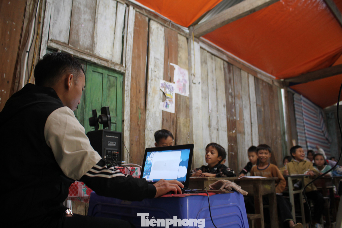 Chia sẻ với đoàn công tác, thầy Nguyễn Danh Trí Quảng - Hiệu trưởng nhà trường cho biết, tuy còn gặp nhiều khó khăn về cơ sở vật chất, thiếu cơ bản các phòng chức năng, phòng ở cho học sinh bán trú; dân cư sinh sống rải rác trên 5 thôn, thôn xa nhất cách trung tâm xã khoảng 50 km, việc duy trì học sinh chuyên cần có những thời điểm còn khó khăn nhất là khối THCS nhưng thầy cô và các em học sinh nơi đây vẫn cố gắng học tập rèn luyện và đạt được những thành tựu nhất định.