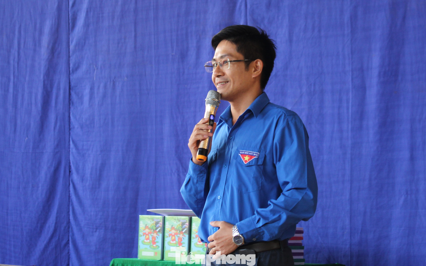 “Thông qua những phần quà này, Báo Tiền Phong và anh hy vọng các em sẽ có thêm động lực để học tập và rèn luyện thật tốt, trở thành con ngoan trò giỏi, sau này xây dựng và phát triển bản làng, quê hương”, anh Lê Hữu Việt - Bí thư Đoàn cơ sở Báo Tiền Phong chia sẻ tại lễ trao tặng.