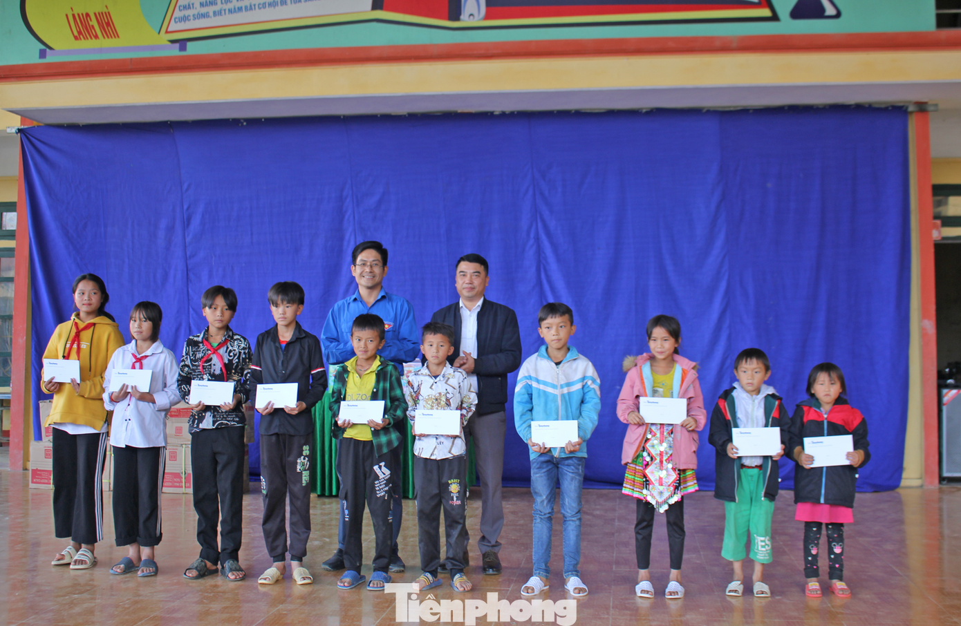 Một chiều cuối tháng 10, bên trong khoảng sân Trường PTDTBT TH&amp;THCS Làng Nhì vang lên những tiếng cười giòn tan kèm lời cảm ơn của các em học sinh khi được nhận sách vở và học bổng do Đoàn công tác của báo Tiền Phong trao tặng.