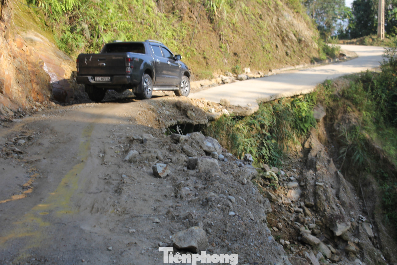 Ngoài điểm trường chính, Trường PTDTBT TH&amp;THCS Làng Nhì còn một điểm trường phụ cách điểm trường chính 50km, giao thông đi lại khá khó khăn, hiểm trở. Thậm chí, con đường bê tông độc đạo từ trung tâm huyện vào trường cũng đang sạt lở nghiêm trọng và tiềm ẩn nguy hiểm rất cao do ảnh hưởng của lũ quét.