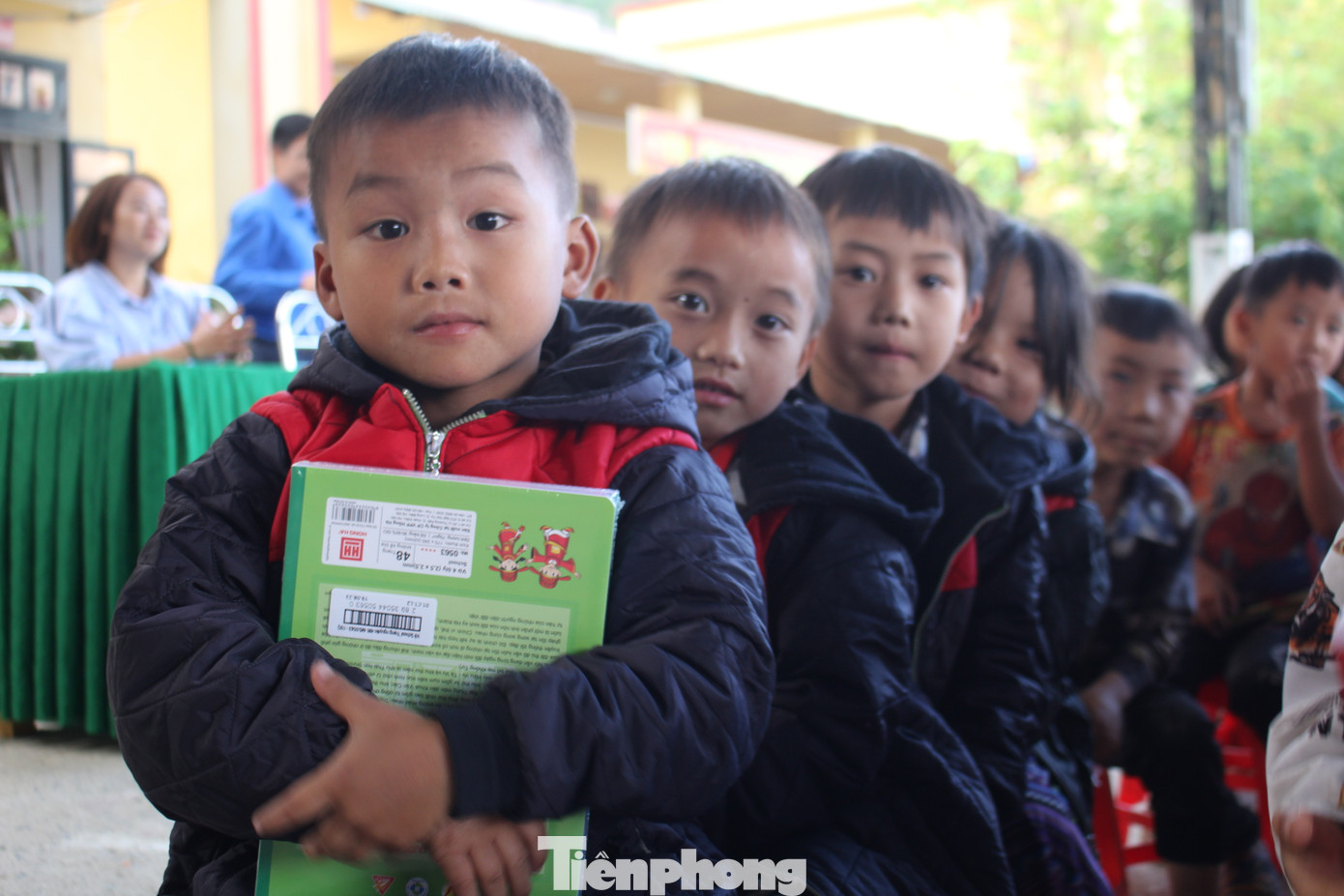 Thấu hiểu những khó khăn, thiếu thốn của thầy, trò Trường PTDTBT TH&amp;THCS Làng Nhì, nhân dịp chào mừng 70 năm Báo Tiền Phong ra số đầu tiên (ngày 16/11/1953 – ngày 16/11/2023), Đoàn cơ sở Báo Tiền Phong đã kết hợp với đại diện Ban Tuyên giáo Tỉnh ủy Yên Bái trao tặng hơn 5.200 quyển vở, sách tham khảo do NXB Giáo dục tài trợ cùng nhiều suất học bổng giá trị của Báo Tiền Phong cho các em học sinh nơi đây.