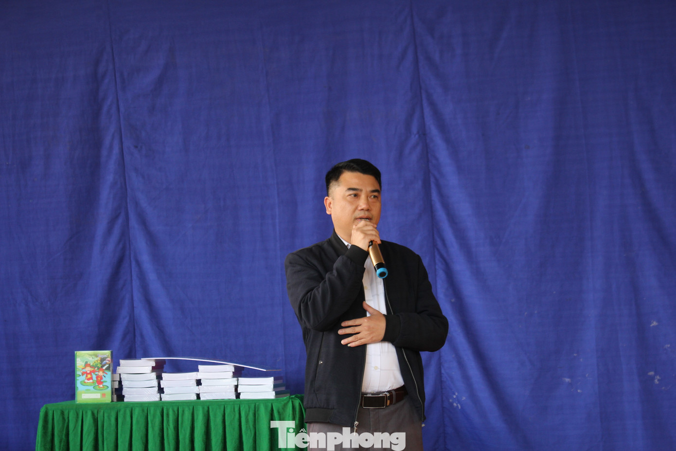 Chia sẻ với đoàn công tác, thầy Nguyễn Danh Trí Quảng - Hiệu trưởng nhà trường cho biết, tuy còn gặp nhiều khó khăn về cơ sở vật chất, thiếu cơ bản các phòng chức năng, phòng ở cho học sinh bán trú; dân cư sinh sống rải rác trên 5 thôn, thôn xa nhất cách trung tâm xã khoảng 50 km, việc duy trì học sinh chuyên cần có những thời điểm còn khó khăn nhất là khối THCS nhưng thầy cô và các em học sinh nơi đây vẫn cố gắng học tập rèn luyện và đạt được những thành tựu nhất định.