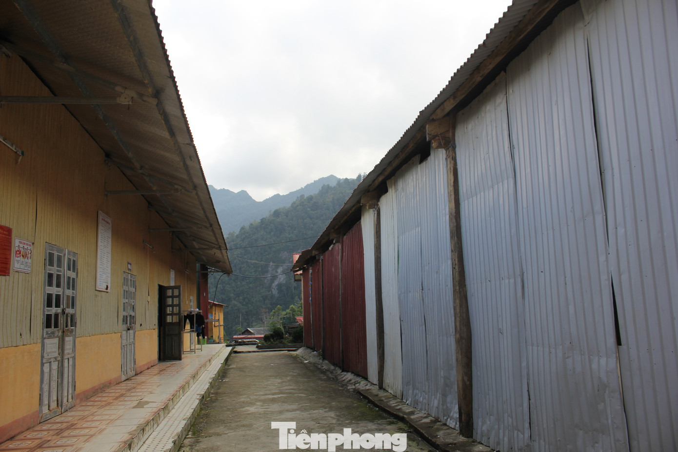 Trường PTDTBT TH&amp;THCS có tổng cộng gần 500 học sinh là con em các dân tộc thiểu số trên địa bàn như Mông, Thái,…Trong đó có 423 em bán trú buổi trưa và 339 em bán trú buổi tối do khoảng cách từ nhà tới trường của các em quá xa, cha mẹ không có điều kiện đưa đón các em đi học hàng ngày.