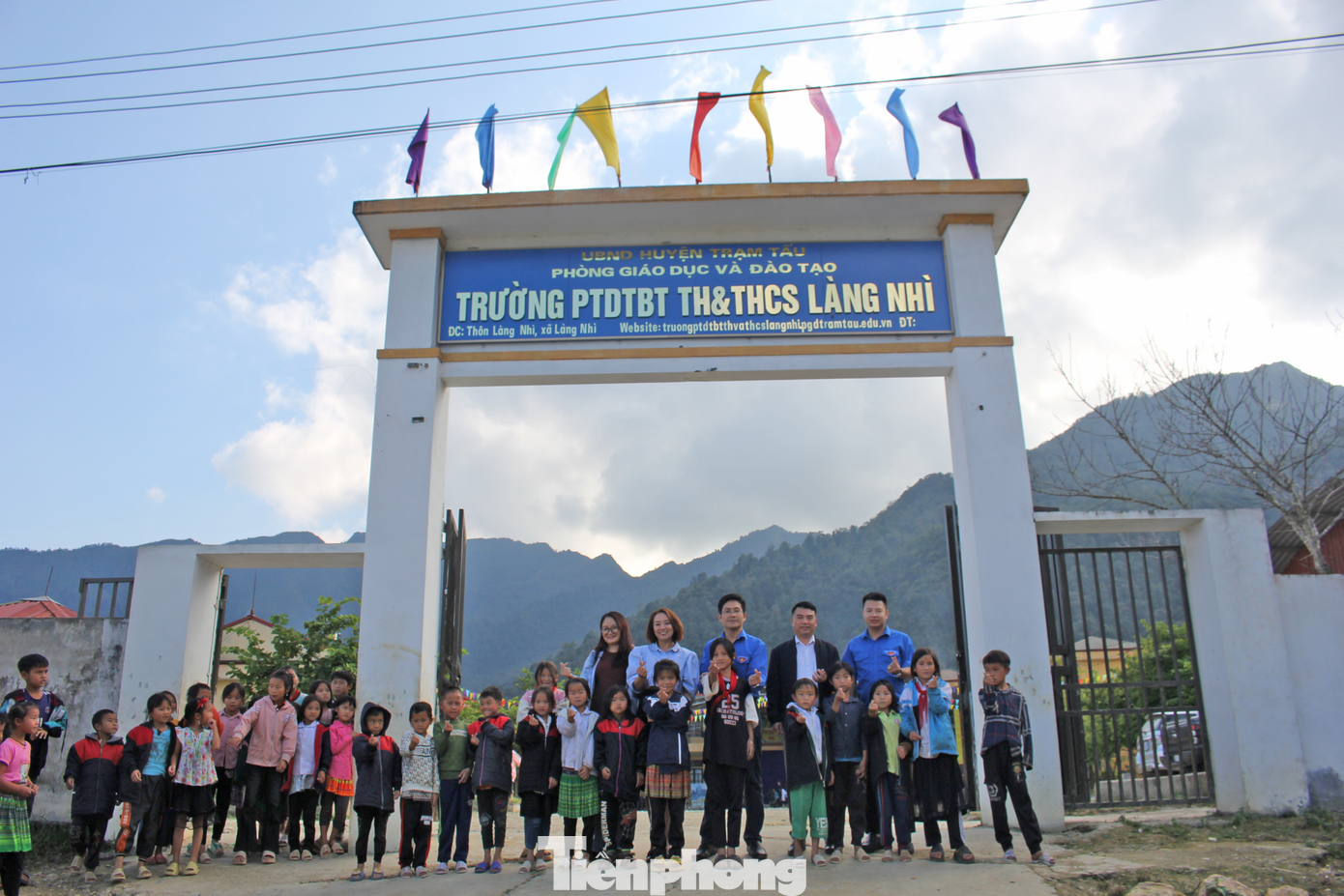 Một chiều cuối tháng 10, bên trong khoảng sân Trường PTDTBT TH&amp;THCS Làng Nhì vang lên những tiếng cười giòn tan kèm lời cảm ơn của các em học sinh khi được nhận sách vở và học bổng do Đoàn công tác của báo Tiền Phong trao tặng.