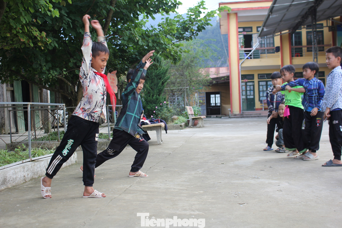 Ngoài các hoạt động chính, Ban Giám hiệu nhà trường luôn tích cực chỉ đạo các cán bộ, giáo viên không ngừng trao đổi, học hỏi chuyên môn nghiệp vụ, đổi mới phương pháp dạy - học linh hoạt trong giảng dạy để giúp học sinh nắm được nội dung kiến thức chương trình; chỉ đạo giáo viên thực hiện tích hợp dạy học Tiếng Việt và các nội dung giáo dục (bảo vệ môi trường; bảo vệ tài nguyên, môi trường biển, hải đảo; sử dụng năng lượng tiết kiệm, hiệu quả; quyền và bổn phận của trẻ em; bình đẳng giới; an toàn giao thông; phòng, chống tai nạn thương tích...) vào các môn học và hoạt động giáo dục…