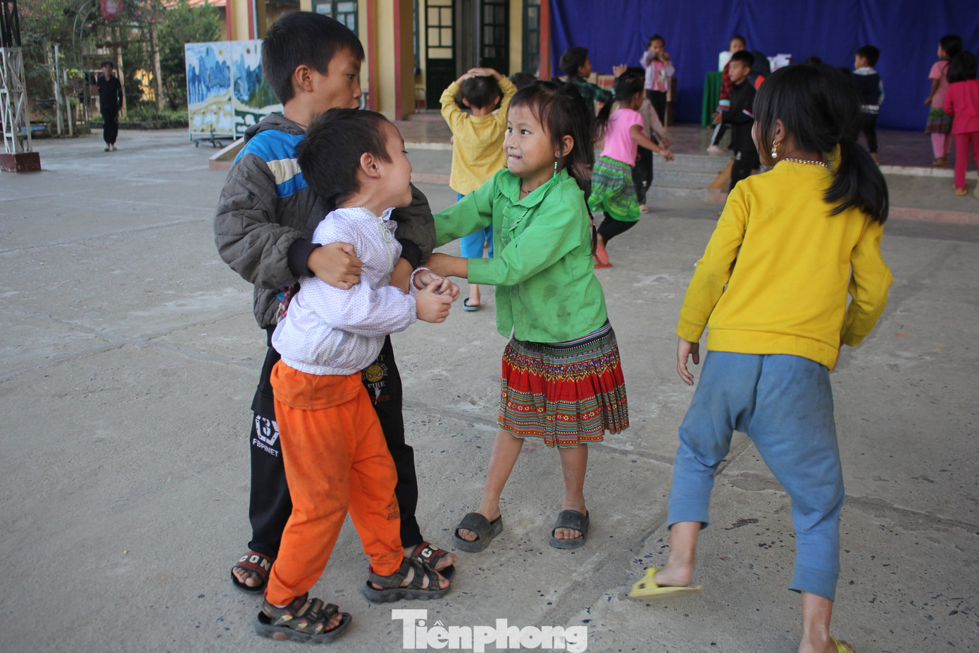Ngoài các hoạt động chính, Ban Giám hiệu nhà trường luôn tích cực chỉ đạo các cán bộ, giáo viên không ngừng trao đổi, học hỏi chuyên môn nghiệp vụ, đổi mới phương pháp dạy - học linh hoạt trong giảng dạy để giúp học sinh nắm được nội dung kiến thức chương trình; chỉ đạo giáo viên thực hiện tích hợp dạy học Tiếng Việt và các nội dung giáo dục (bảo vệ môi trường; bảo vệ tài nguyên, môi trường biển, hải đảo; sử dụng năng lượng tiết kiệm, hiệu quả; quyền và bổn phận của trẻ em; bình đẳng giới; an toàn giao thông; phòng, chống tai nạn thương tích...) vào các môn học và hoạt động giáo dục…
