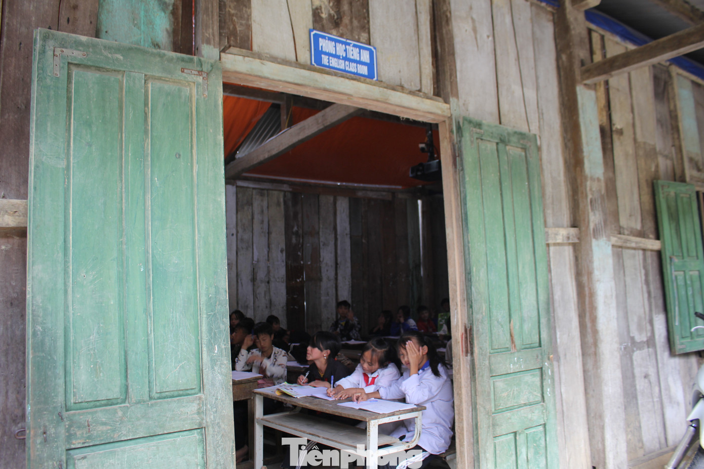 Trường PTDTBT TH&amp;THCS có tổng cộng gần 500 học sinh là con em các dân tộc thiểu số trên địa bàn như Mông, Thái,…Trong đó có 423 em bán trú buổi trưa và 339 em bán trú buổi tối do khoảng cách từ nhà tới trường của các em quá xa, cha mẹ không có điều kiện đưa đón các em đi học hàng ngày.