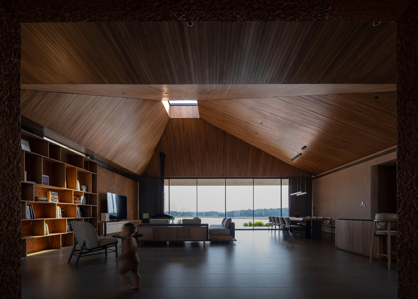 Ngôi nhà được bố trí những tấm kính lớn tối ưu hóa tầm nhìn từ bên trong, còn giải pháp khí hậu được tính toán tỉ mỉ để đảm bảo hiệu quả sử dụng năng lượng tối đa cho công trình. Ngôi nhà được bố trí những tấm kính lớn tối ưu hóa tầm nhìn từ bên trong, còn giải pháp khí hậu được tính toán tỉ mỉ để đảm bảo hiệu quả sử dụng năng lượng tối đa cho công trình.