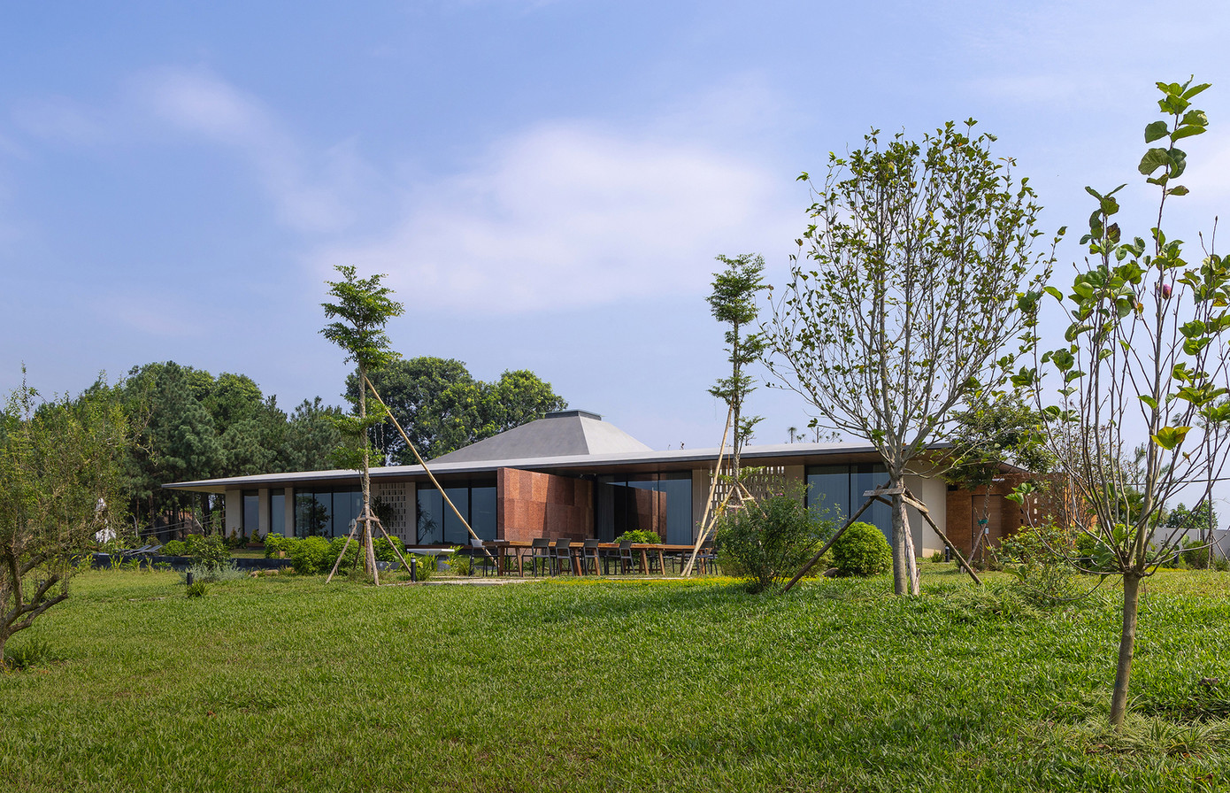 Cấu trúc sân vườn cũng được tích hợp, giống như những “mảnh vỡ” của các yếu tố tự nhiên nhỏ hơn chảy vào công trình, làm mờ đi ranh giới giữa bên trong và bên ngoài. Cấu trúc sân vườn cũng được tích hợp, giống như những “mảnh vỡ” của các yếu tố tự nhiên nhỏ hơn chảy vào công trình, làm mờ đi ranh giới giữa bên trong và bên ngoài.