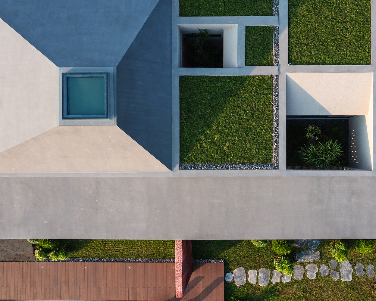 Cấu trúc sân vườn cũng được tích hợp, giống như những “mảnh vỡ” của các yếu tố tự nhiên nhỏ hơn chảy vào công trình, làm mờ đi ranh giới giữa bên trong và bên ngoài. Cấu trúc sân vườn cũng được tích hợp, giống như những “mảnh vỡ” của các yếu tố tự nhiên nhỏ hơn chảy vào công trình, làm mờ đi ranh giới giữa bên trong và bên ngoài.