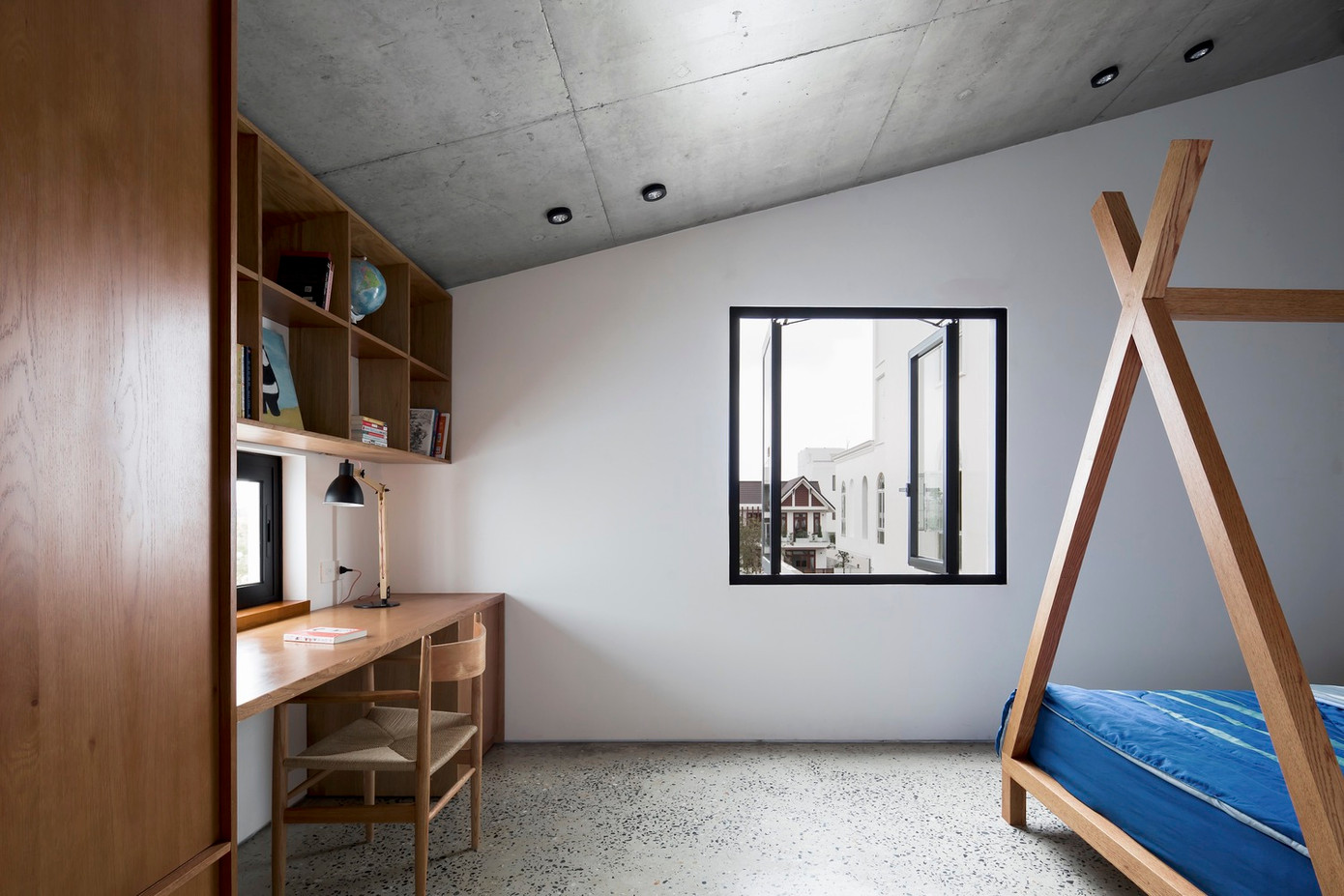 Không gian phòng ngủ thoáng mát, ngập ánh sáng tự nhiên.