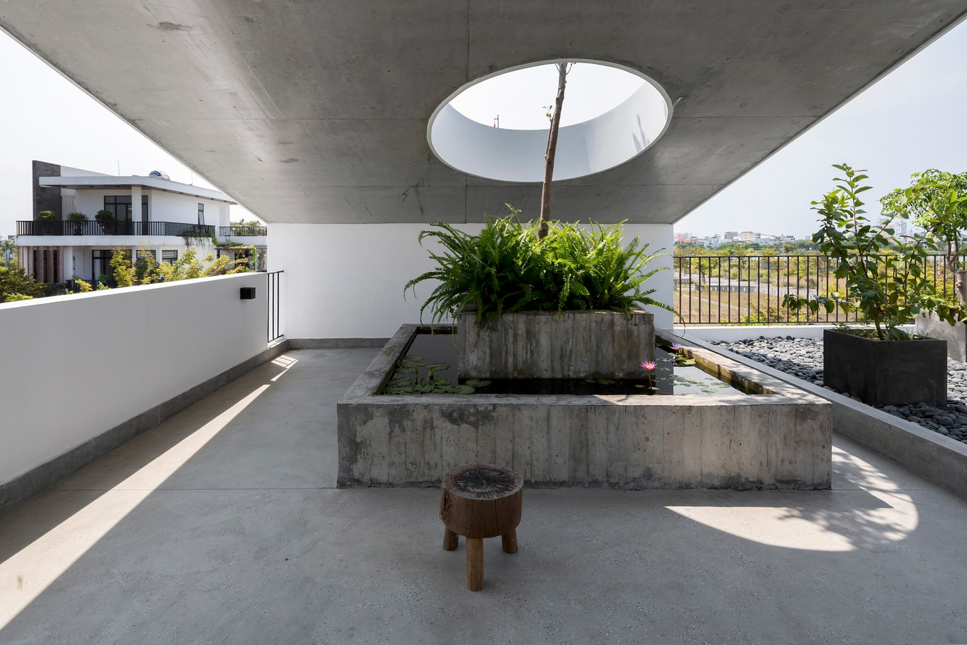 Hình thức của công trình là những khối hình học đơn giản, vật liệu đơn giản, mộc mạc và màu sắc bền bỉ theo thời gian như bê tông lộ thiên và đá đánh bóng. Các không gian kết hợp vật liệu đơn giản, ánh sáng tự nhiên và cây xanh tạo nên những trải nghiệm thú vị.