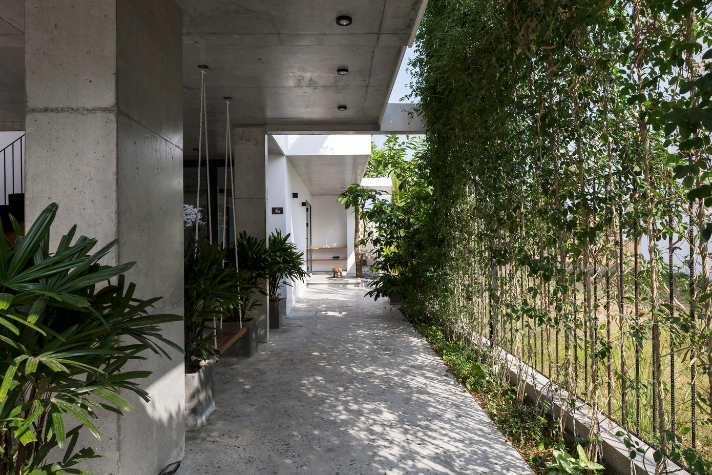 Bố cục của ngôi nhà được hình thành từ 3 khối chính dọc theo chiều dài khu đất, lùi ra xa khu vực xung quanh để hoàn toàn chủ động về thông gió, chiếu sáng mà không phụ thuộc vào mật độ xây dựng của các công trình xung quanh.