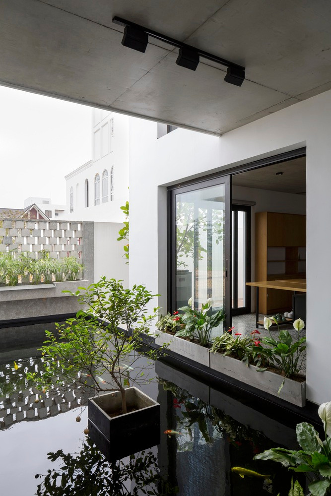 Rèm trồng cây leo giúp giảm ánh nắng trực tiếp nhưng vẫn đảm bảo thông gió tự nhiên đồng thời tạo bản sắc riêng cho công trình.