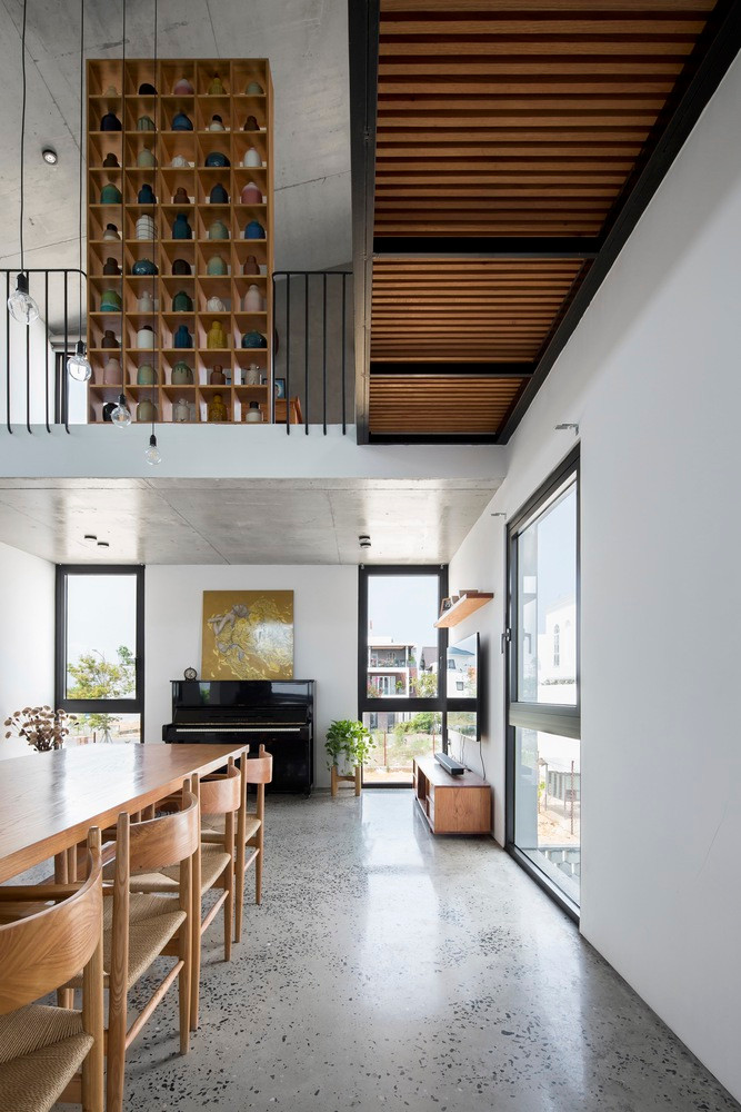 Chất liệu nội thất cũng đồng nhất với ngoại thất và được kết hợp với chất liệu chính là gỗ tự nhiên tạo nên cảm giác mộc mạc và bền vững cho ngôi nhà nhiệt đới.