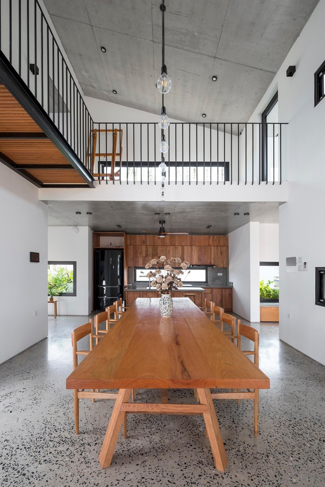 Chất liệu nội thất cũng đồng nhất với ngoại thất và được kết hợp với chất liệu chính là gỗ tự nhiên tạo nên cảm giác mộc mạc và bền vững cho ngôi nhà nhiệt đới.