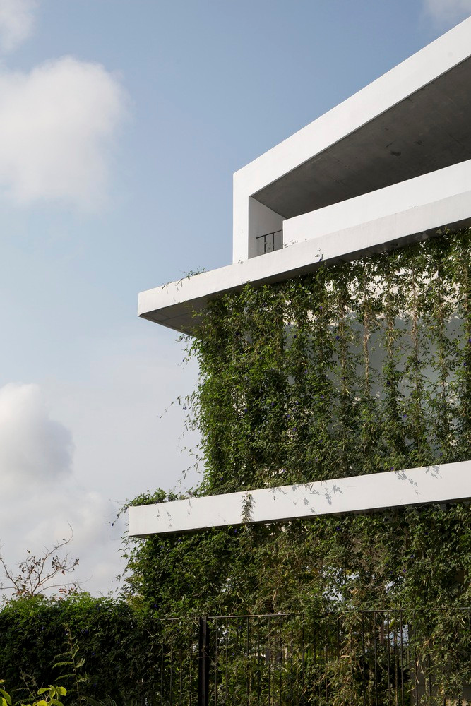 Giữa các khối chính là mặt nước, cây xanh và giao thông theo chiều dọc tạo nên những không gian mở và khép kín để đón gió tốt hơn, đồng thời cây xanh đóng vai trò như một tấm rèm làm dịu đi những tia nắng gay gắt chiếu thẳng vào nhà.