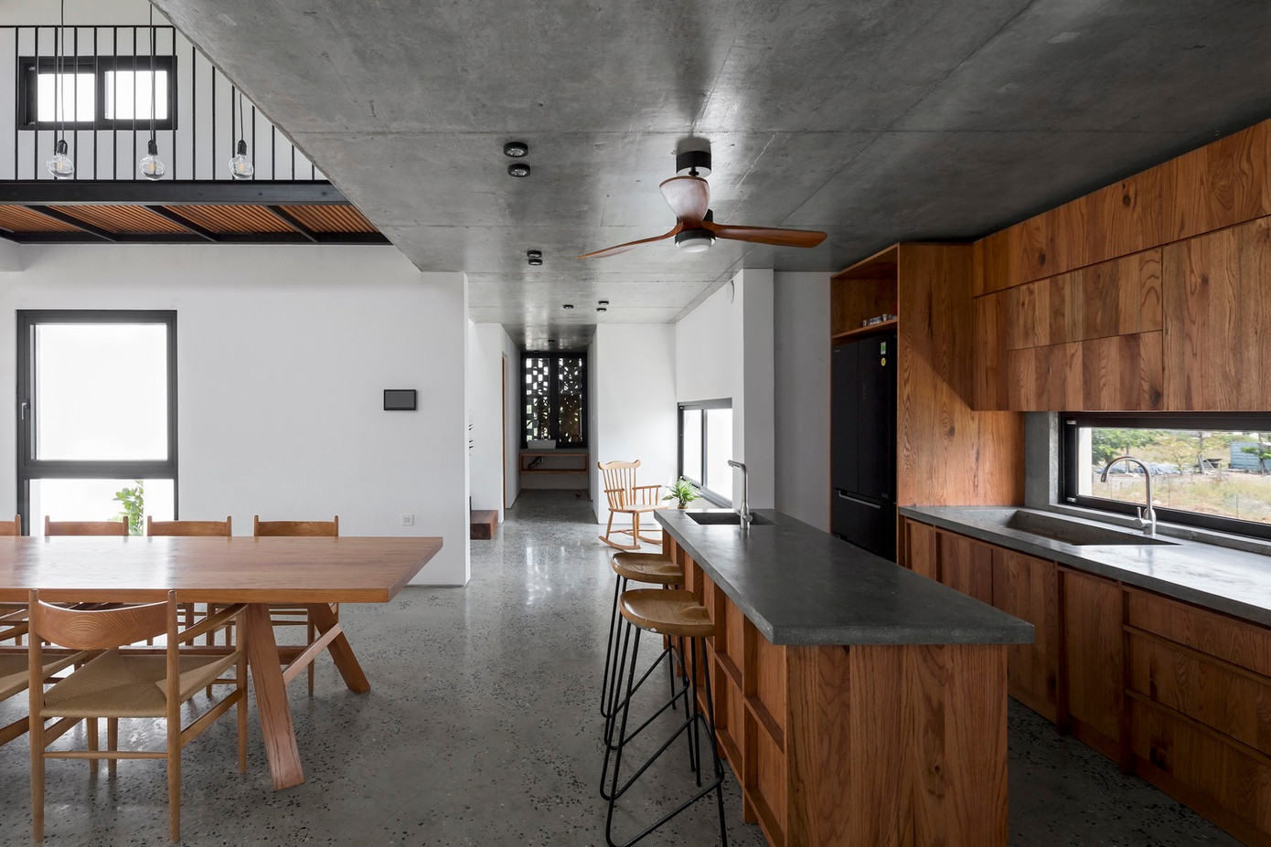 Hình thức của công trình là những khối hình học đơn giản, vật liệu đơn giản, mộc mạc và màu sắc bền bỉ theo thời gian như bê tông lộ thiên và đá đánh bóng. Các không gian kết hợp vật liệu đơn giản, ánh sáng tự nhiên và cây xanh tạo nên những trải nghiệm thú vị.