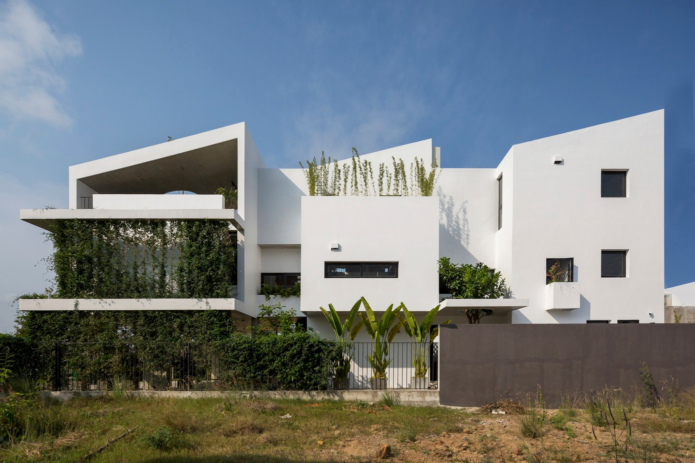 Công trình này là nơi ở kết hợp văn phòng làm việc nên cách bố trí công năng có nhiều điểm đặc biệt. Kiến trúc sư mong muốn tạo nên một ngôi nhà đơn giản đến từng chi tiết, tối giản trong vật liệu sử dụng và bền bỉ theo thời gian, thích ứng với khí hậu khắc nghiệt của miền Trung Việt Nam.