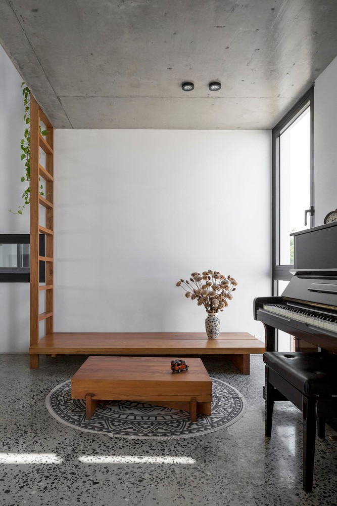 Chất liệu nội thất cũng đồng nhất với ngoại thất và được kết hợp với chất liệu chính là gỗ tự nhiên tạo nên cảm giác mộc mạc và bền vững cho ngôi nhà nhiệt đới.