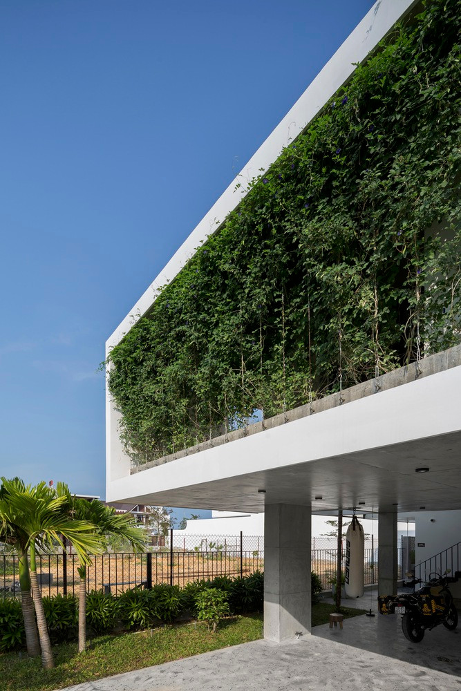 Giữa các khối chính là mặt nước, cây xanh và giao thông theo chiều dọc tạo nên những không gian mở và khép kín để đón gió tốt hơn, đồng thời cây xanh đóng vai trò như một tấm rèm làm dịu đi những tia nắng gay gắt chiếu thẳng vào nhà.